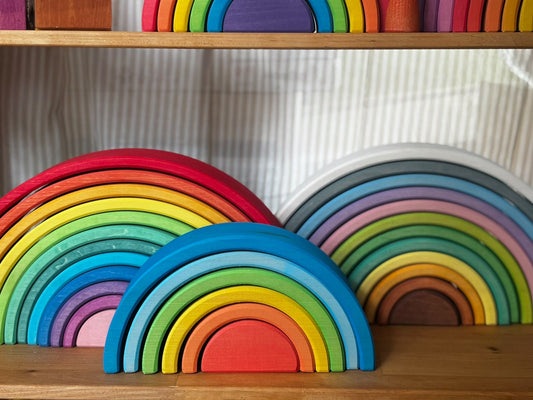 Houten regenbogen van Ocamora en Avdar