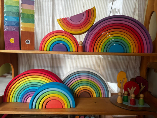 Houten regenbogen van Ocamora en Avdar