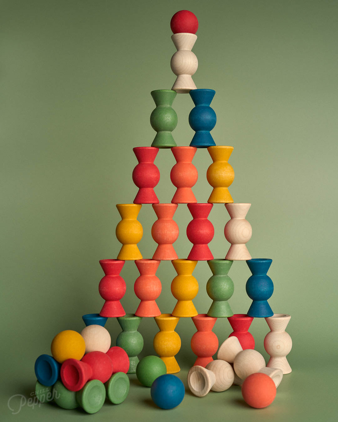 Chill Pepper Sweets Forest Fruits, gestapelde toren van houten snoepjes in bosvruchtenkleuren