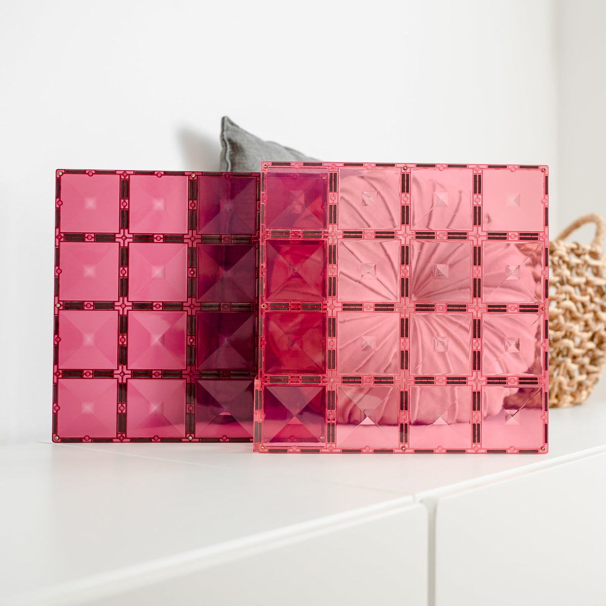 Twee grote CONNETIX magnetische basisplaten in roze en berry