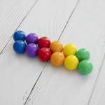 Twaalf houten CONNETIX ballen in heldere regenboogkleuren