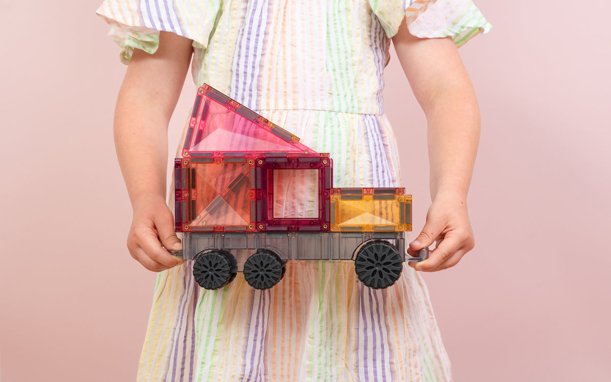 CONNETIX Pastel Transport Pack in hand van kind