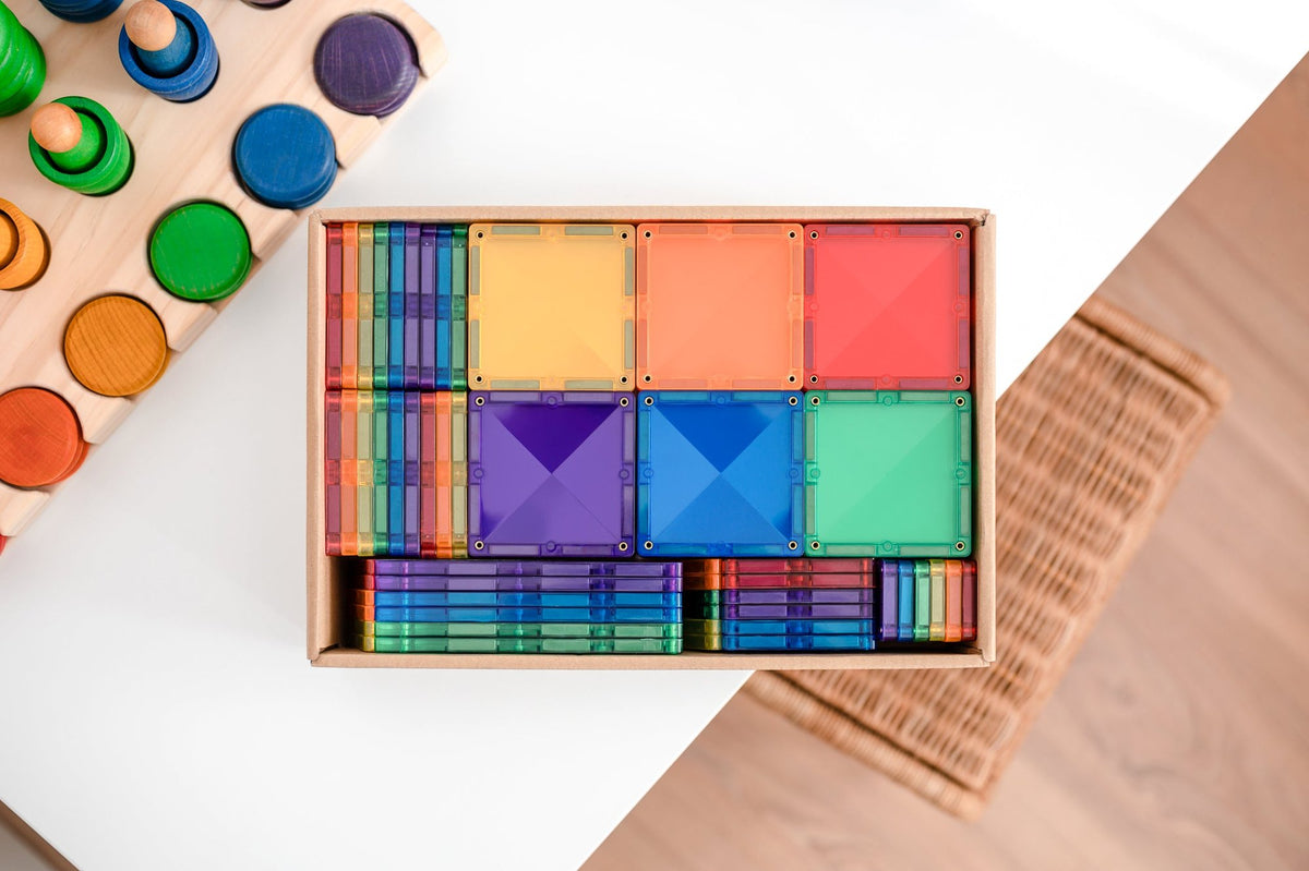 CONNETIX Rainbow Creative Pack met 102 magnetische tegels in regenboogkleuren. Open doos