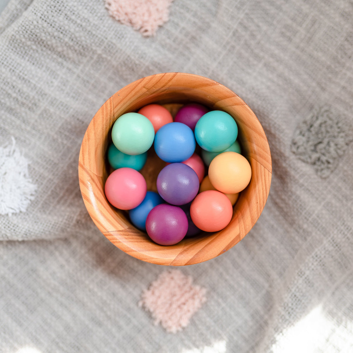 Zestien houten CONNETIX ballen in acht zachte pastelkleuren