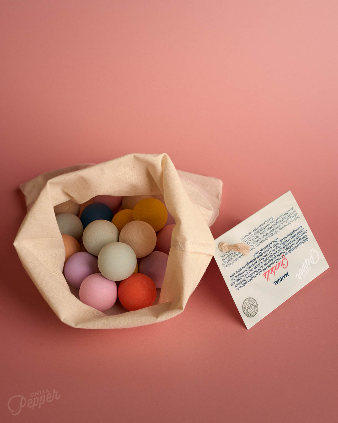 Chill Pepper Gumballs in een opengevouwen katoenen zakje