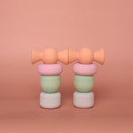 Chill Pepper Treats, twee identieke stapels van houten snoepjes en ringen