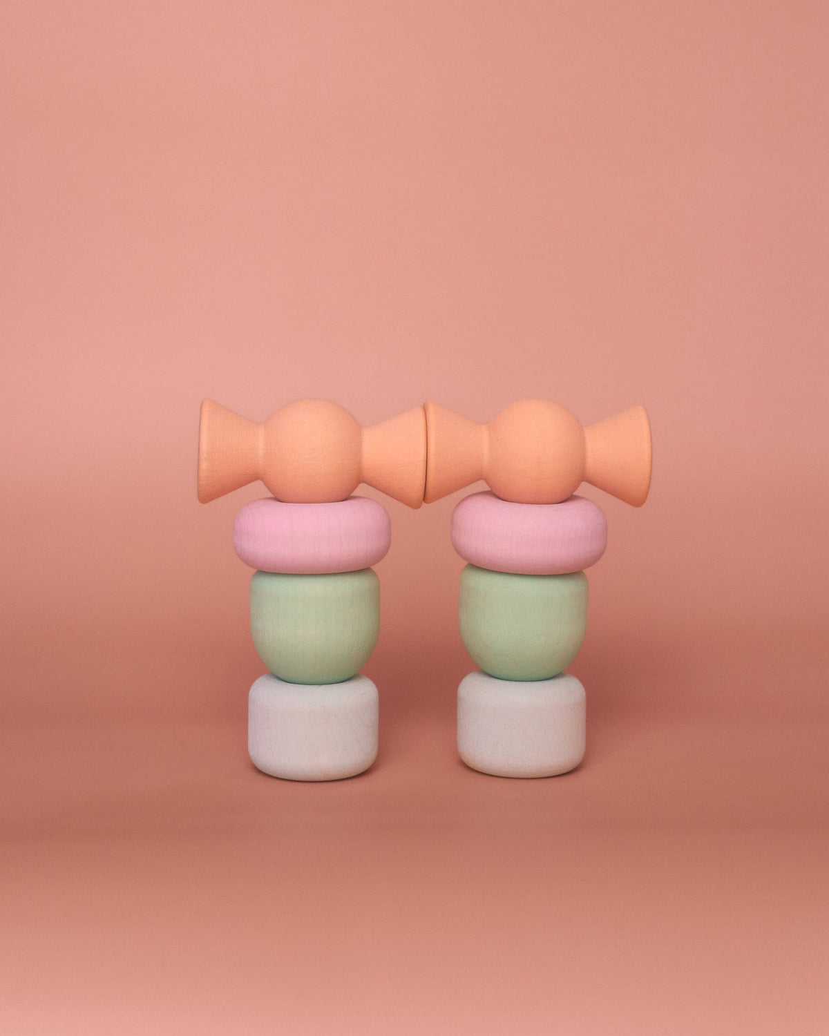 Chill Pepper Treats, twee identieke stapels van houten snoepjes en ringen