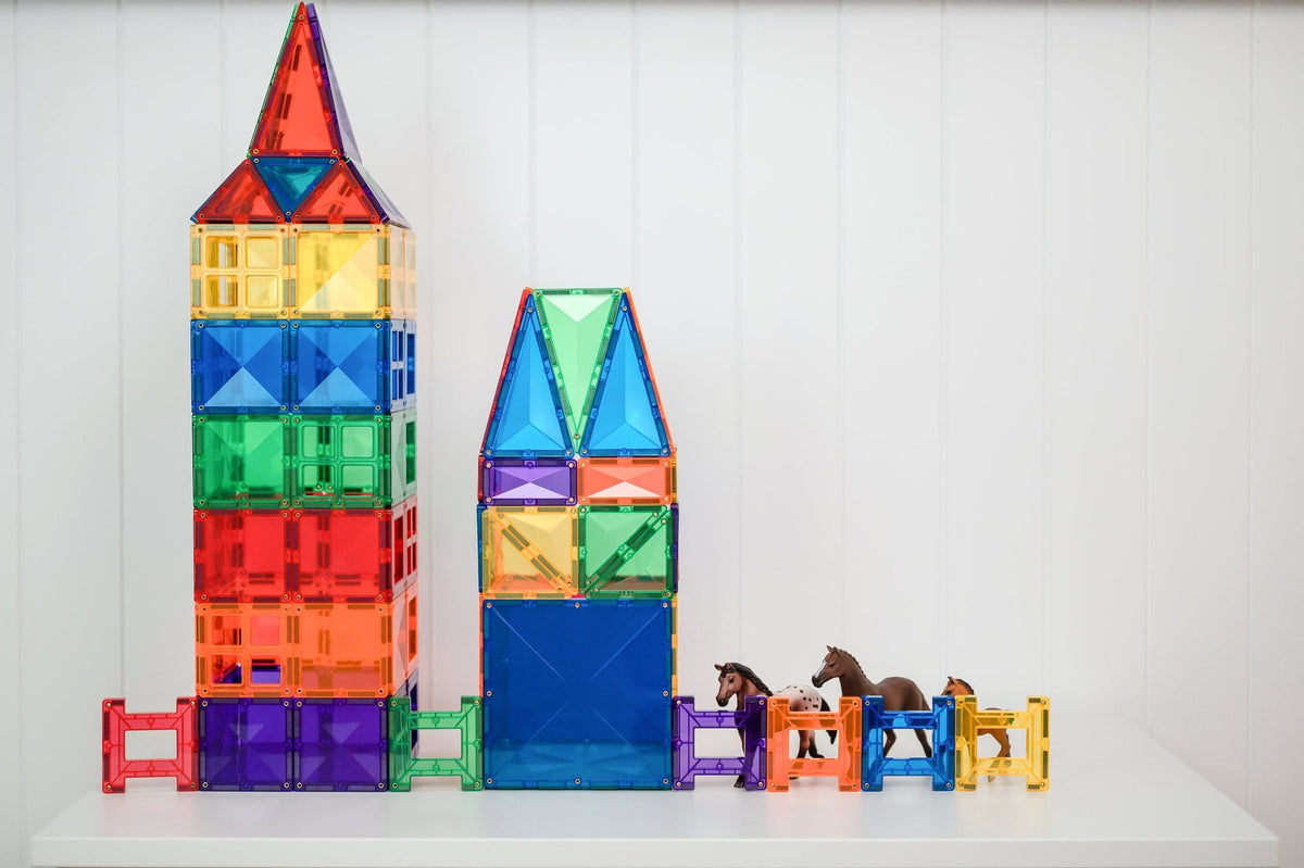 CONNETIX Rainbow Creative Pack met 102 magnetische tegels in regenboogkleuren. Gebouwd als torens