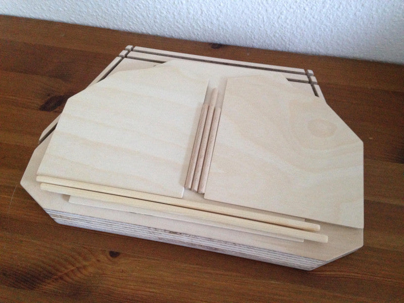 Kleine houten seizoenstafel van Treasure-box met losse naturel houten achterwanden. Ingeklapt