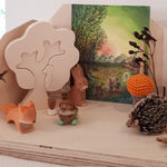 Kleine houten seizoenstafel van Treasure-box met losse naturel houten achterwanden. Herfst
