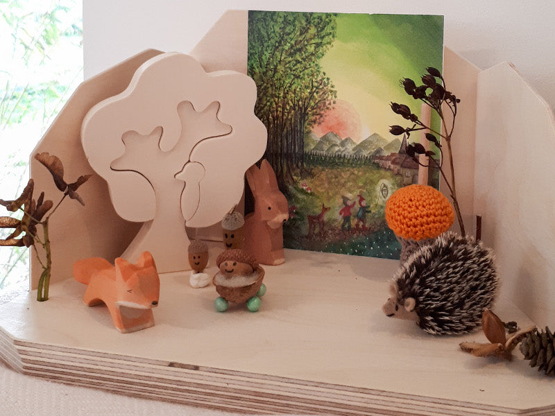 Kleine houten seizoenstafel van Treasure-box met losse naturel houten achterwanden. Herfst