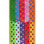 Honderd kleine houten regenboogdriehoeken van Bauspiel met ingelegde fonkelstenen in tray