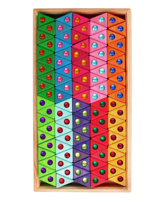 Honderd kleine houten regenboogdriehoeken van Bauspiel met ingelegde fonkelstenen in tray