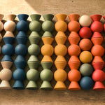 Chill Pepper Sweets Forest Fruits, rijen houten snoepjes op een houten tafel