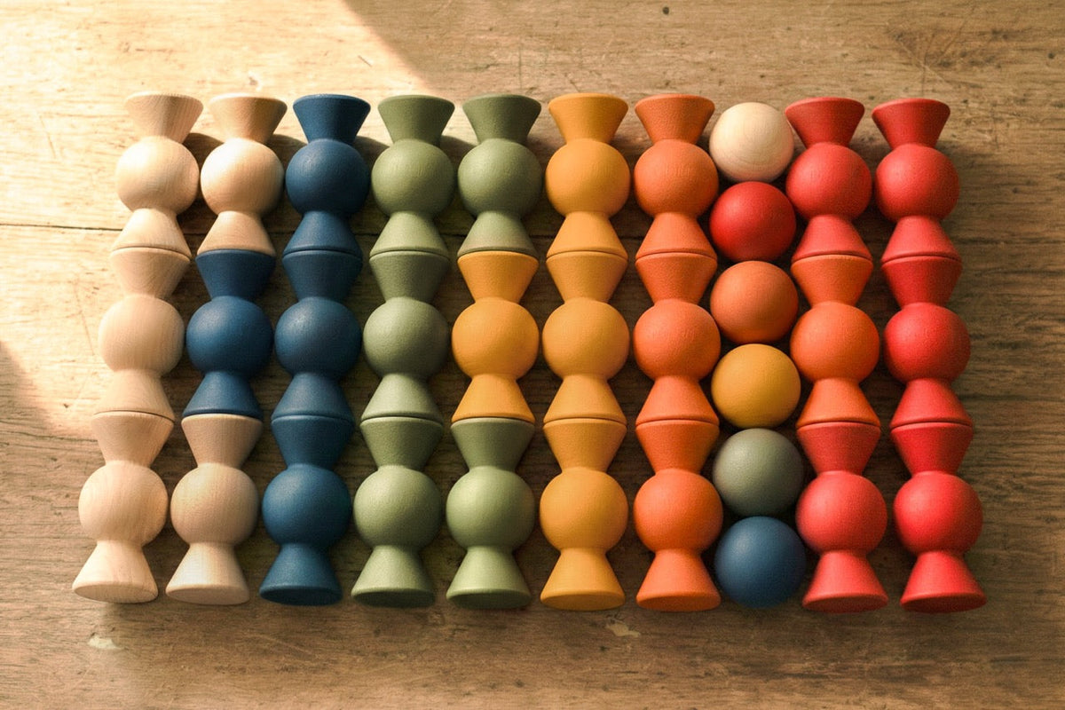 Chill Pepper Sweets Forest Fruits, rijen houten snoepjes op een houten tafel