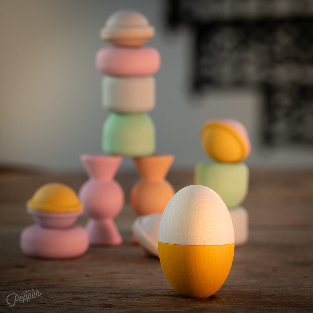Chill Pepper Treats, houten stapeltoren met een geel Magic Egg op een houten tafel