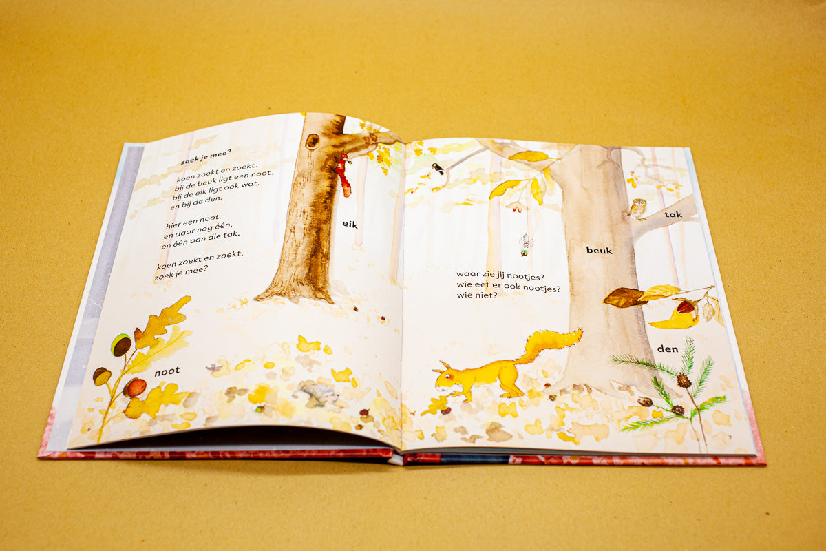 Inkijkpagina van Koen in de Kou met een eekhoorn tussen herfstbladeren