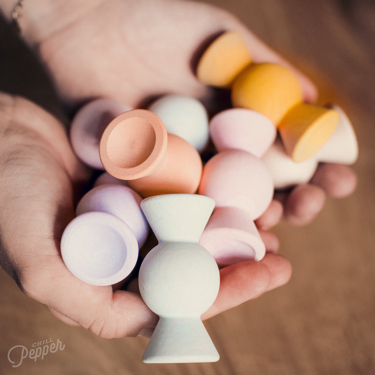 Hand vol pastelkleurige houten Sweets van Chill Pepper