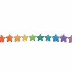 Twaalf houten sterren van Ocamora in regenboogkleuren op rij