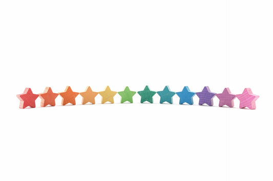Twaalf houten sterren van Ocamora in regenboogkleuren op rij