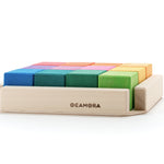 Twaalf houten regenboogkubussen van Ocamora in een houten tray, liggend