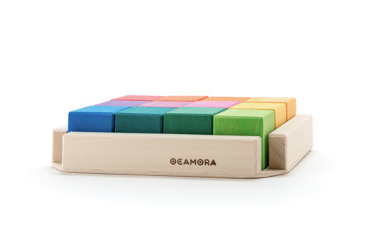 Twaalf houten regenboogkubussen van Ocamora in een houten tray, liggend
