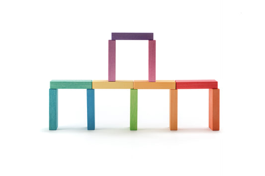 Twaalf kleine houten regenboogbouwplanken van Ocamora, gebouwd