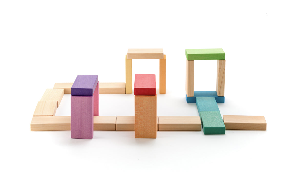 Twaalf kleine houten regenboogbouwplanken van Ocamora, gecombineerd