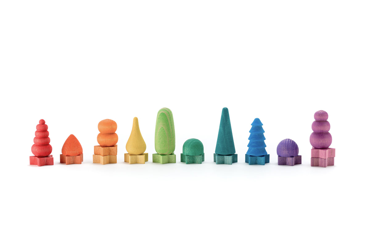 Twaalf houten sterren van Ocamora in regenboogkleuren, gecombineerd met bonsai bomen