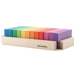 Twaalf kleine houten regenboogbouwplanken van Ocamora met houten tray