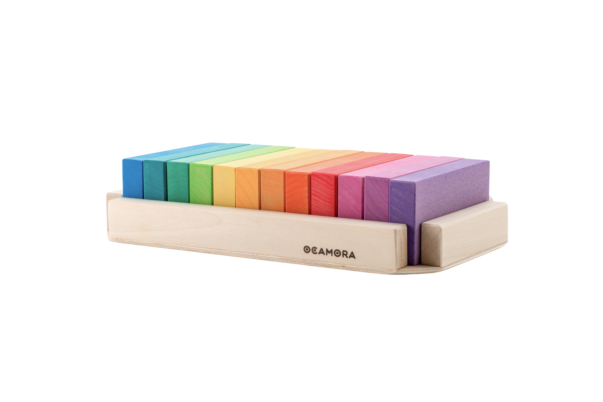 Twaalf kleine houten regenboogbouwplanken van Ocamora met houten tray