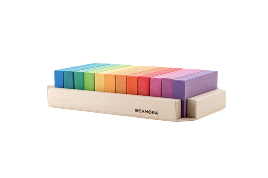 Twaalf kleine houten regenboogbouwplanken van Ocamora met houten tray