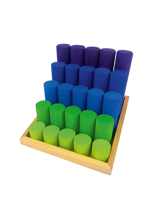 Houten pilarentrap van Bauspiel met 25 ronde zuilen in groen-, blauw- en paarstinten