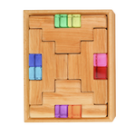 Acht natuurlijke houten trapblokken en acht gekleurde lichtbouwstenen van Bauspiel in een houten frame