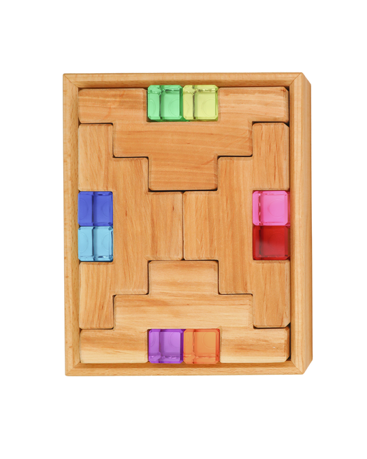 Acht natuurlijke houten trapblokken en acht gekleurde lichtbouwstenen van Bauspiel in een houten frame