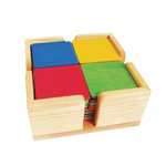 Tweeënvijftig houten regenboogbouwplaten van Bauspiel in drie formaten en een houten kist