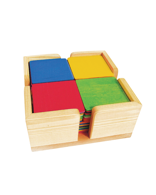 Tweeënvijftig houten regenboogbouwplaten van Bauspiel in drie formaten en een houten kist