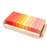 Twaalf kleine houten bouwplanken van Ocamora in warme herfstkleuren met tray