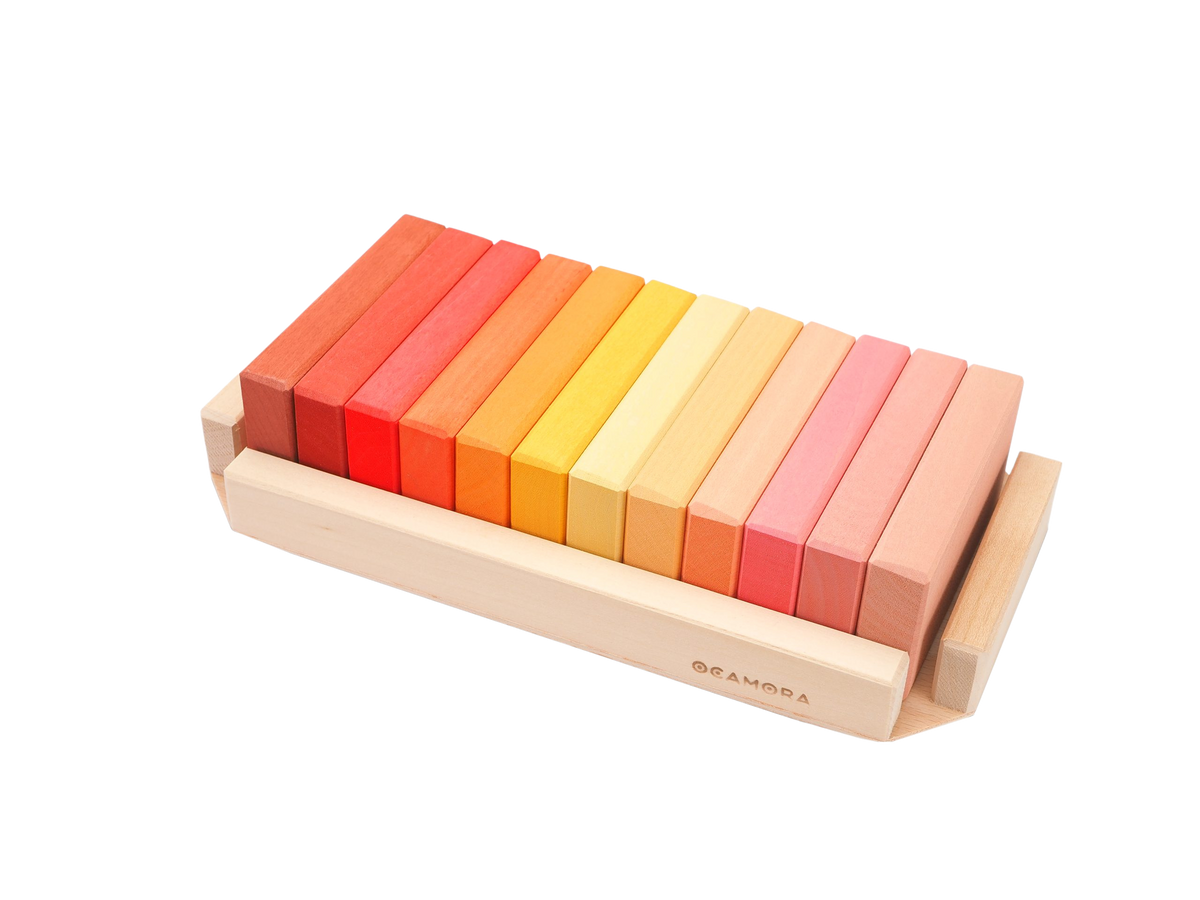 Twaalf kleine houten bouwplanken van Ocamora in warme herfstkleuren met tray