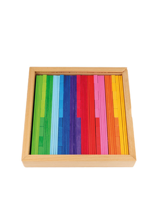 Bauspiel Kombibox K85 met gekleurde bouwplanken en mozaïekstenen in een houten kist