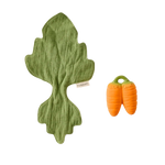 Oli&Carol mini doudou-bijtring Cathy the Carrot met mousseline blad los van elkaar
