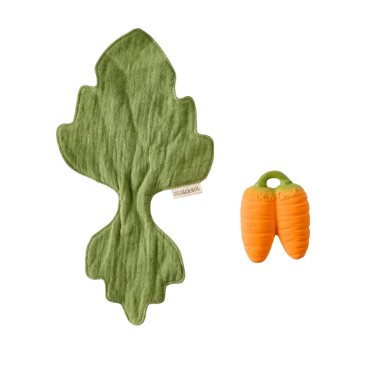 Oli&Carol mini doudou-bijtring Cathy the Carrot met mousseline blad los van elkaar
