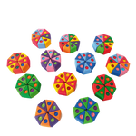 Honderd kleine houten regenboogdriehoeken van Bauspiel met ingelegde fonkelstenen in patronen