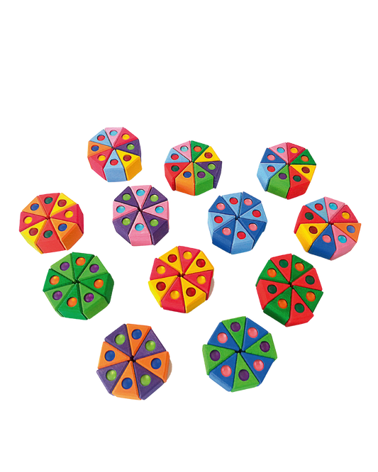 Honderd kleine houten regenboogdriehoeken van Bauspiel met ingelegde fonkelstenen in patronen