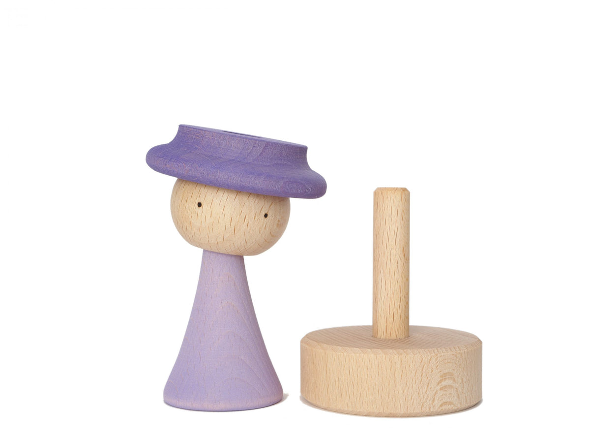 Violette houten stapelfiguur met hoed van Ocamora en vier onderdelen van standaard