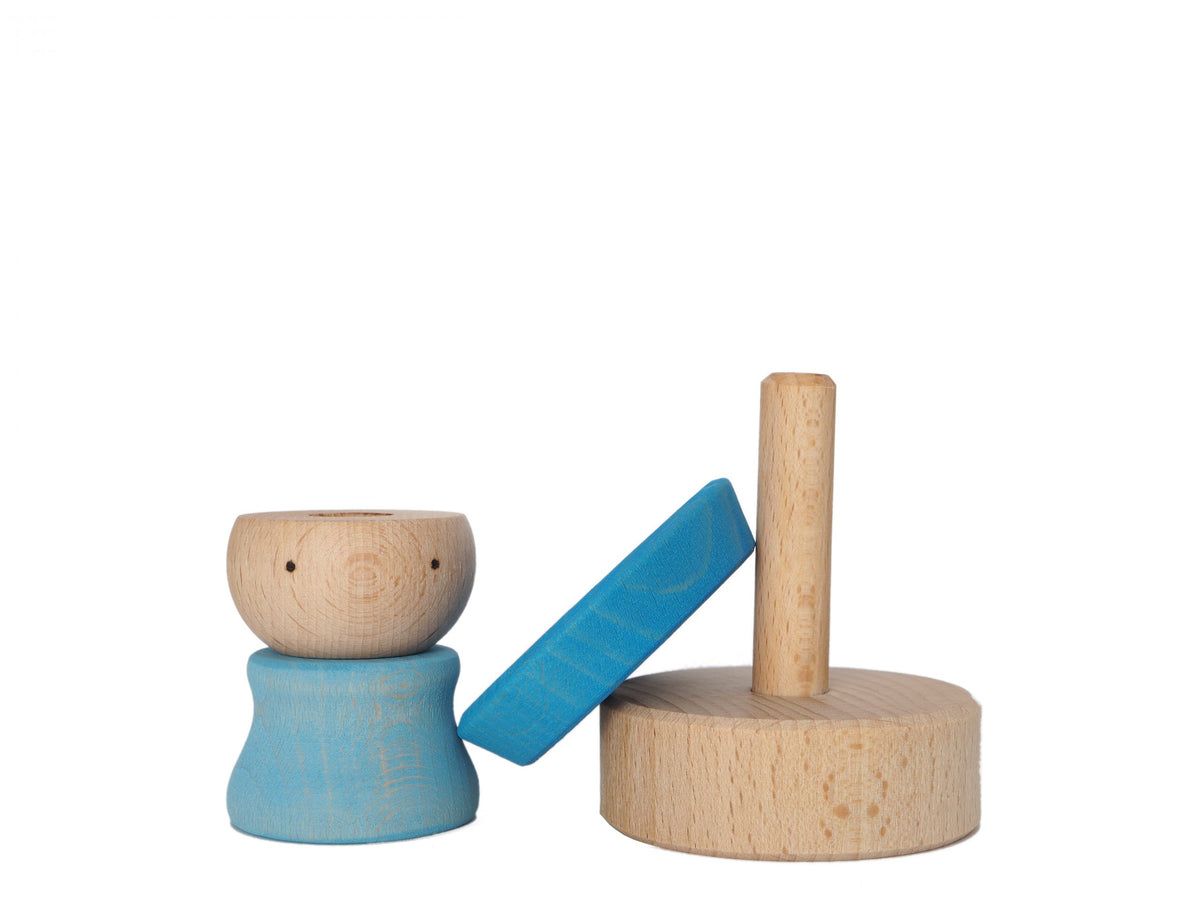 Blauwe houten stapelfiguur met hoed van Ocamora en vier onderdelen, van standaard af