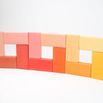 Twaalf kleine houten bouwplanken van Ocamora in warme herfstkleuren, in patroon gebouwd