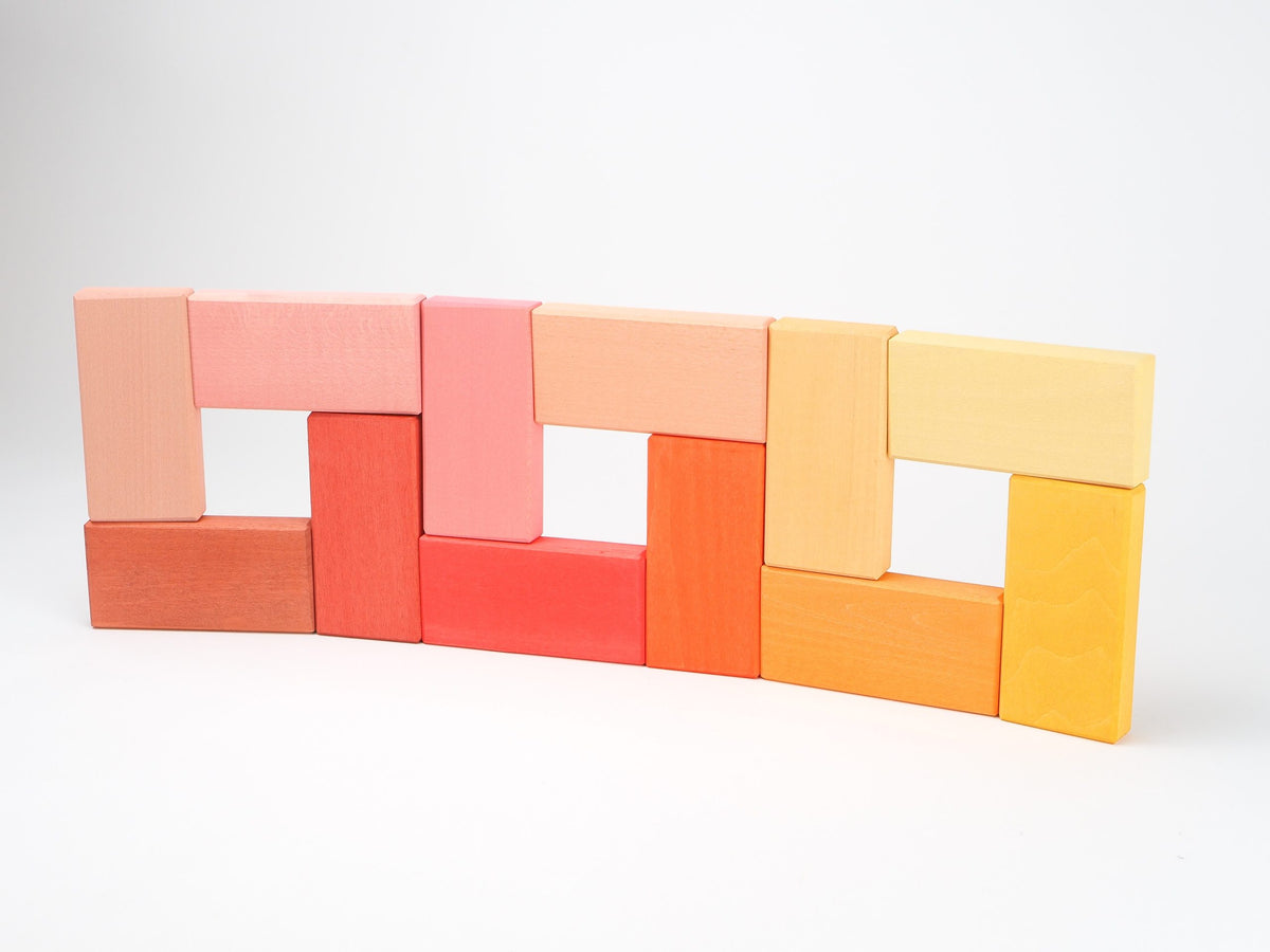 Twaalf kleine houten bouwplanken van Ocamora in warme herfstkleuren, in patroon gebouwd