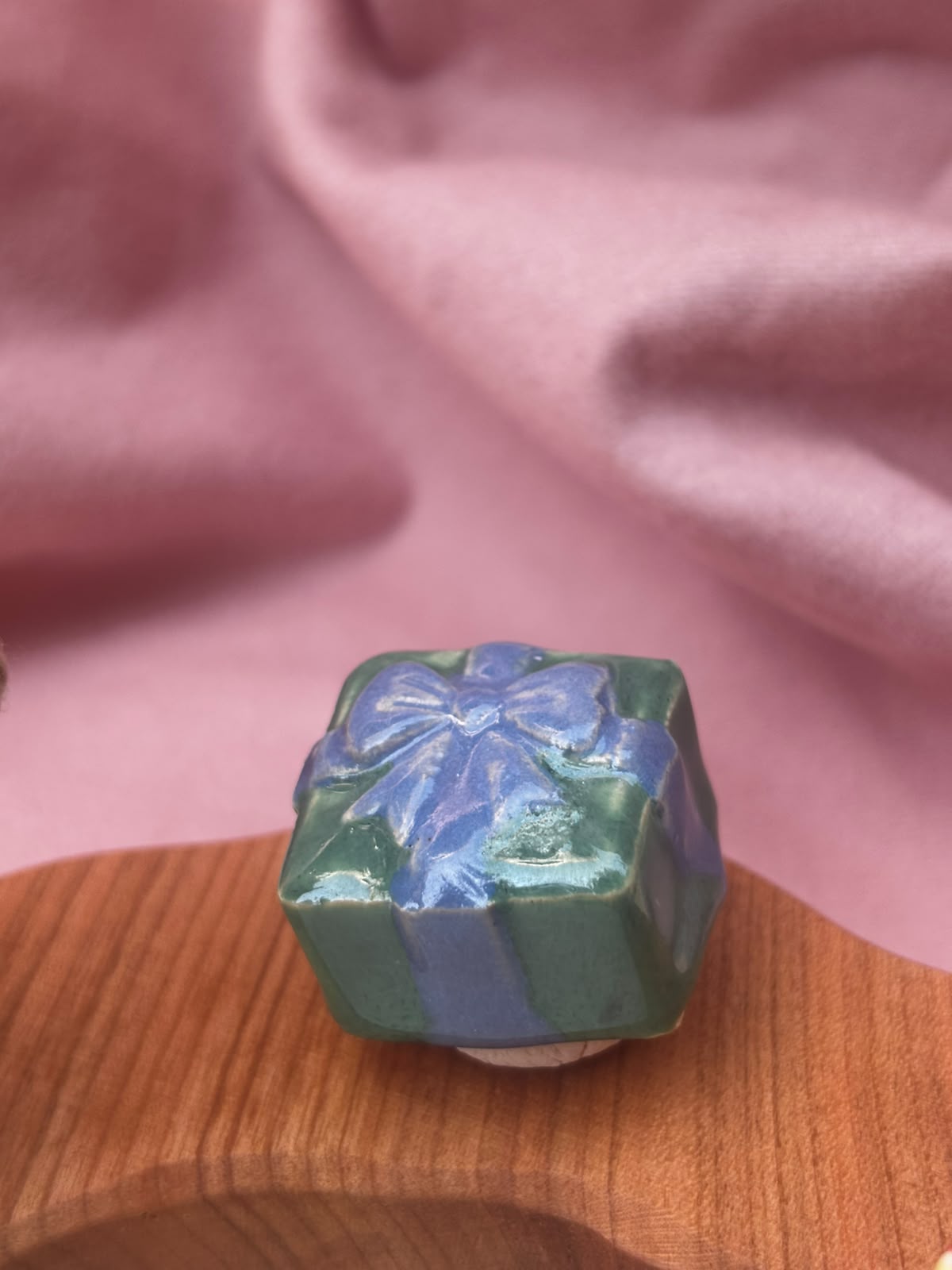 Keramieken steker Kadootje groen/blauw | Lekker Sofisch
