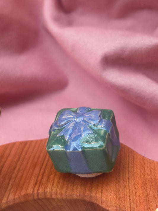 Keramieken steker Kadootje groen/blauw | Lekker Sofisch